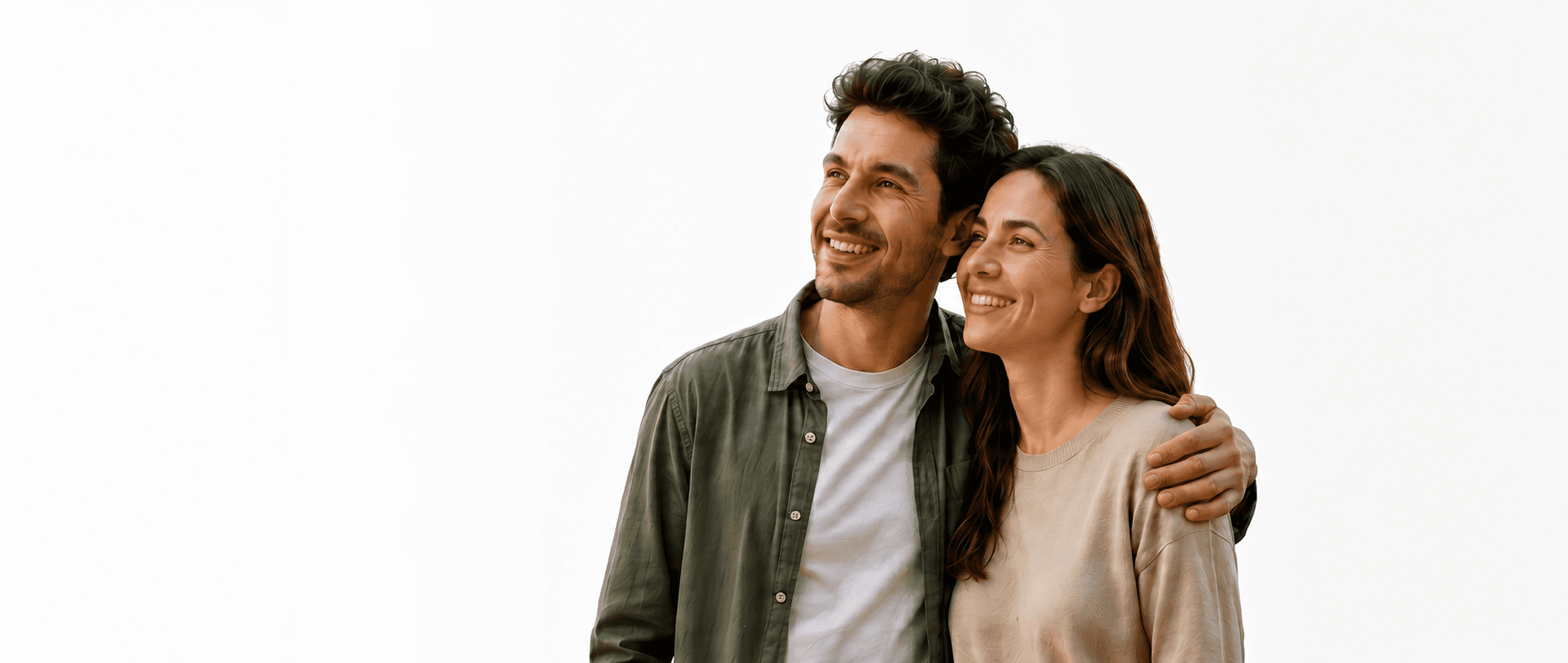 Pareja sonriendo, cuidando su salud
